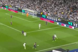 1v2天秀拉球+转身磕球！卡马文加：解锁新位置，右边锋✅😭